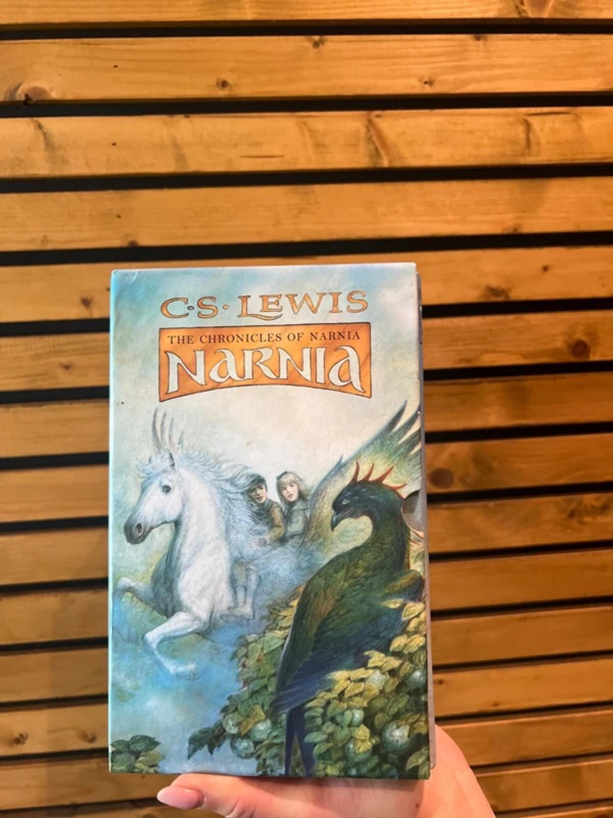 Vintage 1997 Chronicles of Narnia Bookset (7)