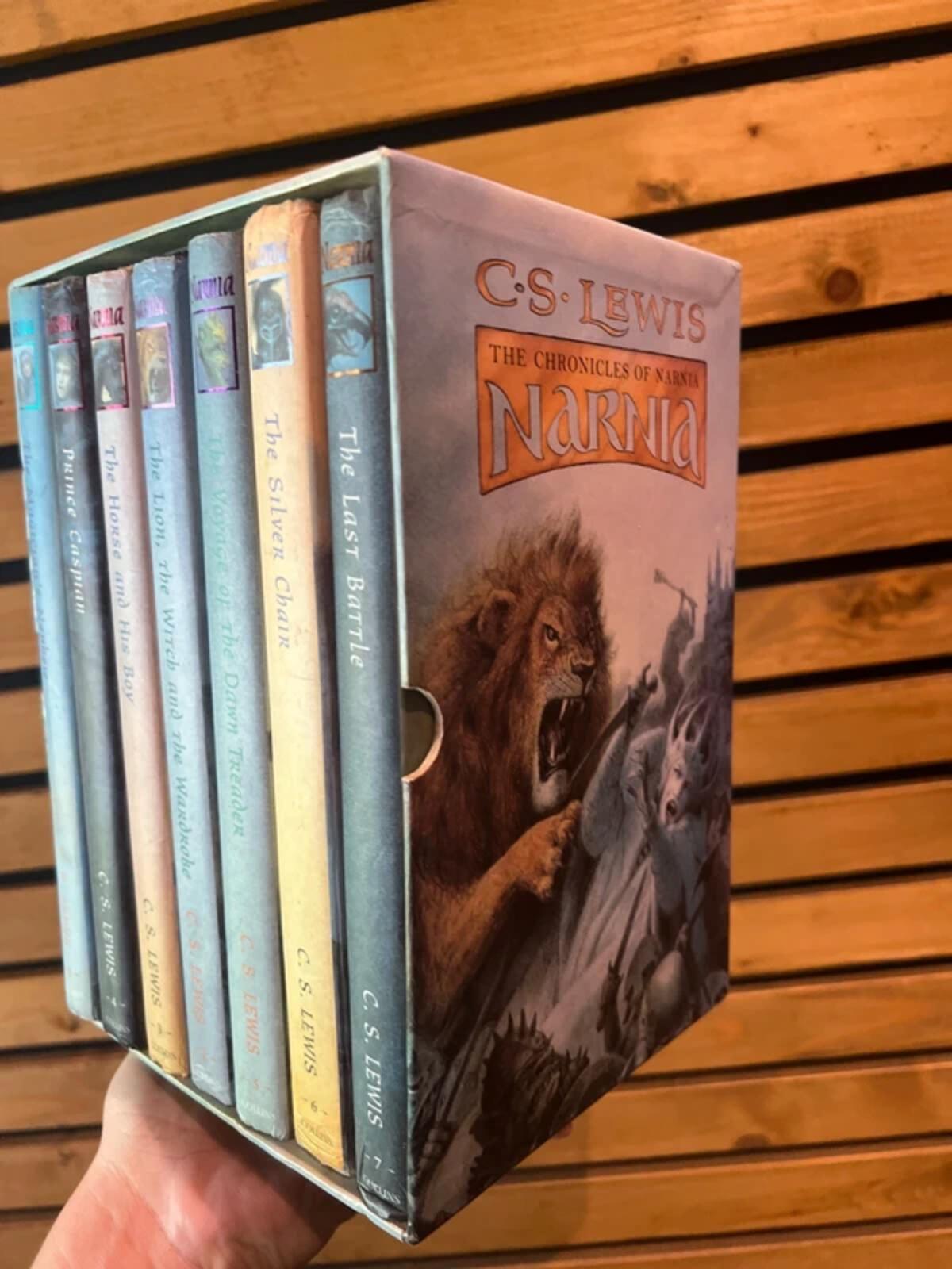 Vintage 1997 Chronicles of Narnia Bookset (7)