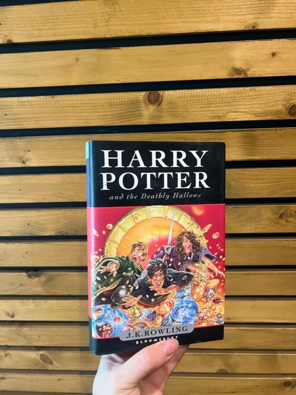 First Edition Harry Potter & The Deathly Hallows Hardback Book Vintage 2007