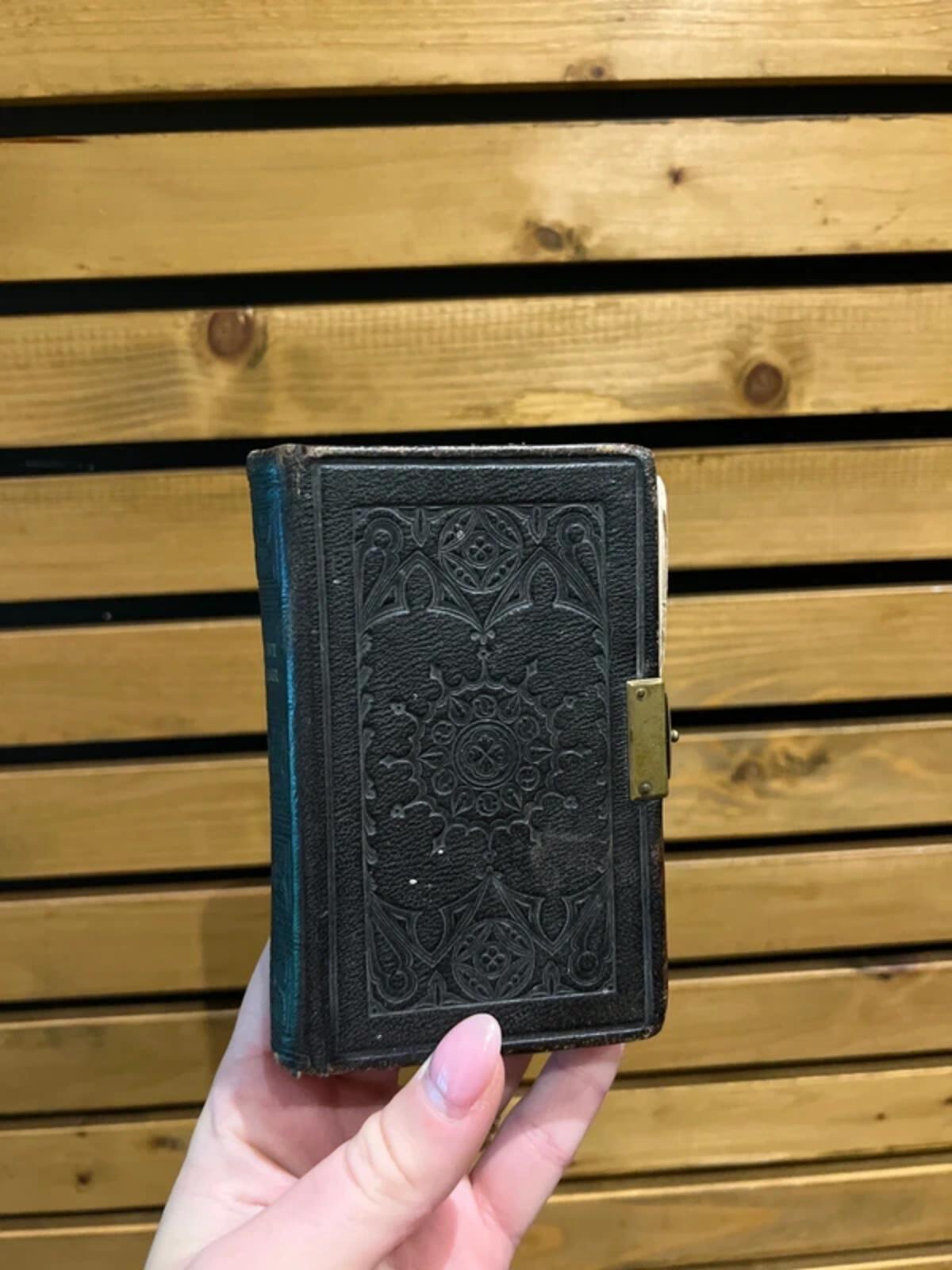 Vintage Antique Welsh Holy Bible
