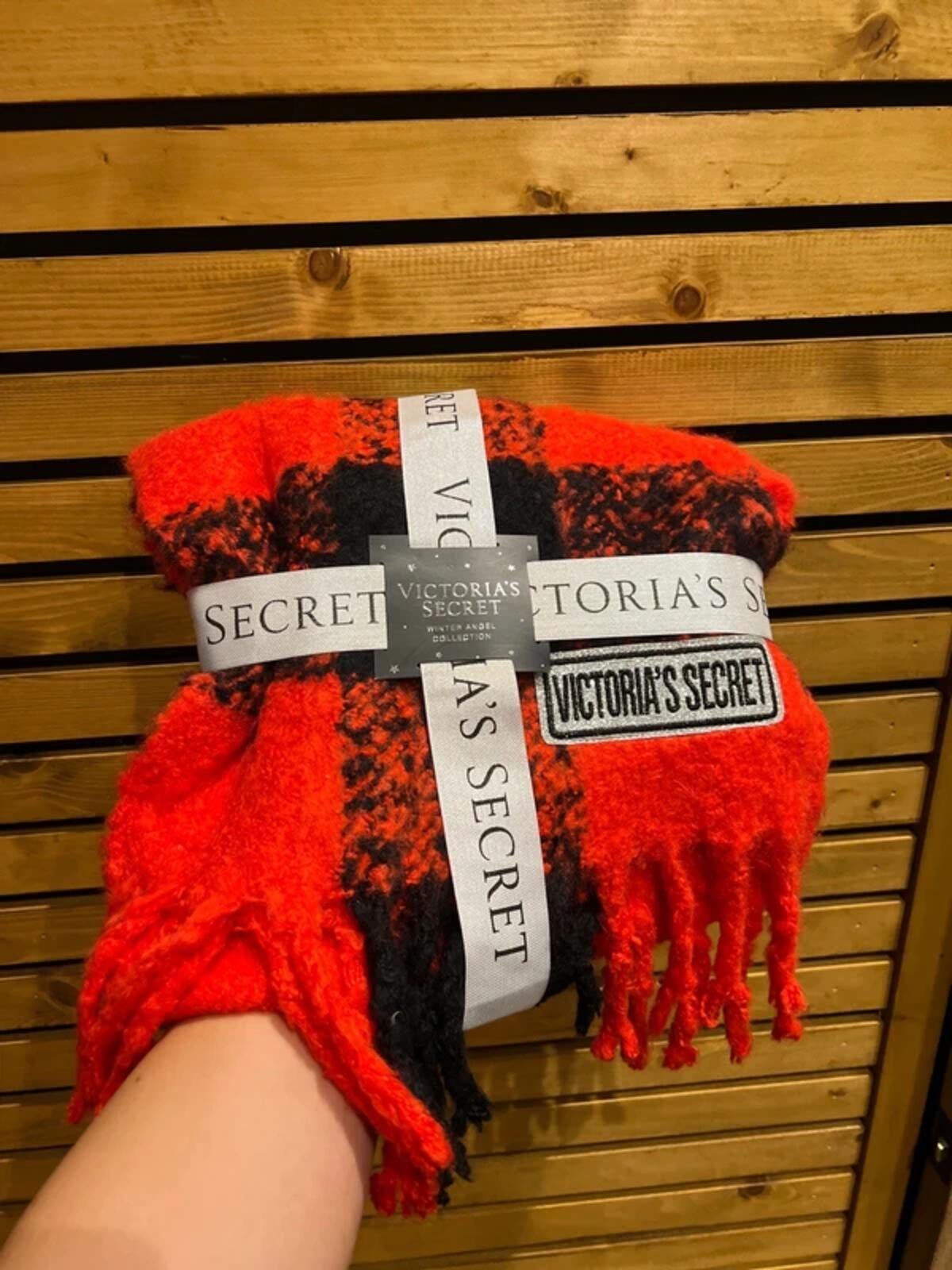 Victoria’s Secret Winter Angel Collection Scarlet Check Scarf NEW
