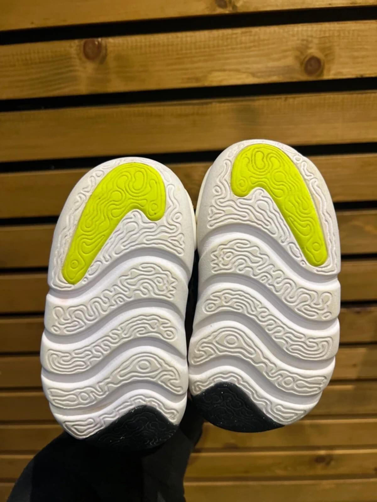 Nike Dynamo Go Volt Green Trainers UK4.5