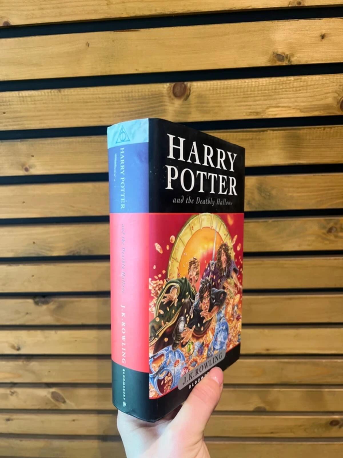 First Edition Harry Potter & The Deathly Hallows Hardback Book Vintage 2007