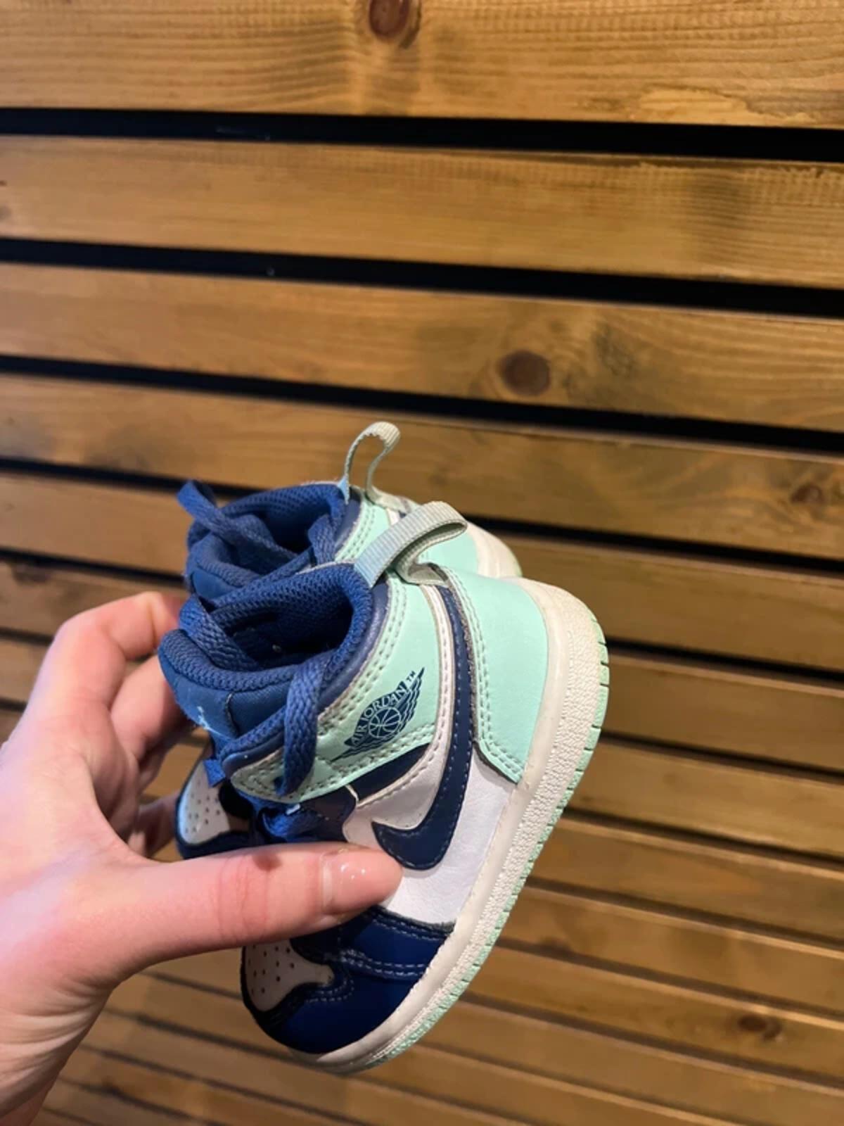 Nike Air Jordan 1 Mid TD Basketball Trainers UK 4.5K